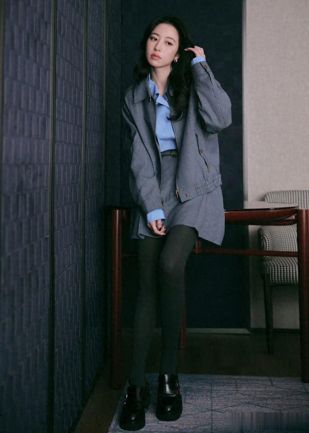 周雨彤，这身蓝格纹套装，灰蓝细格纹设计，学院风满满复古又摩登