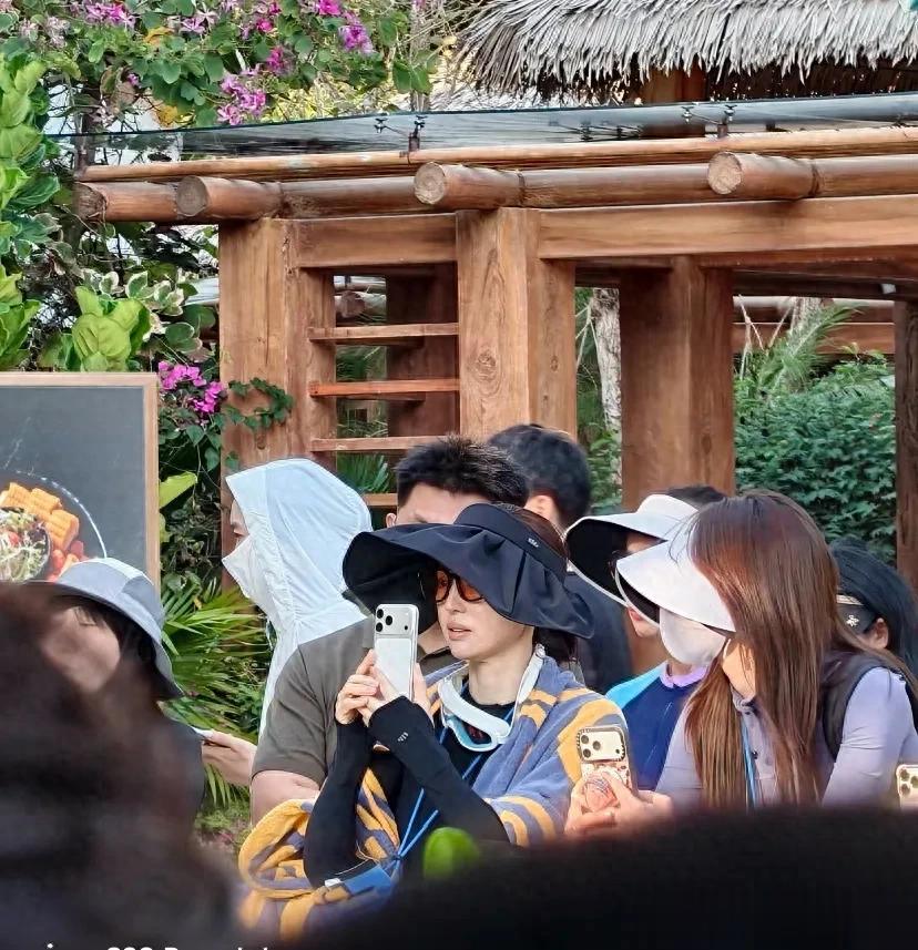 董璇全家三亚玩水，小酒窝漂亮可爱做了美甲，朵朵皮肤黑长相很普