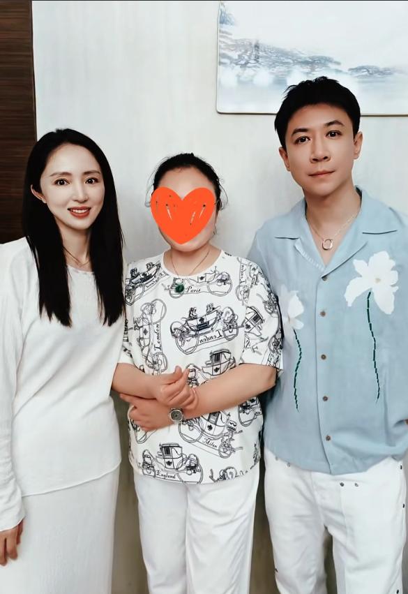 董璇佟丽娅两家三亚度假！小酒窝朵朵同坐泳圈摆pose，张维伊超帅