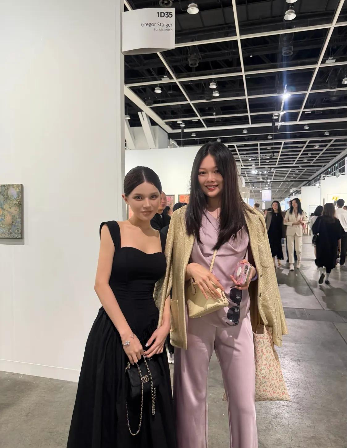 邓文迪戴黄金手镯看展，林志玲穿红裙漂亮，章泽天素颜很青春！