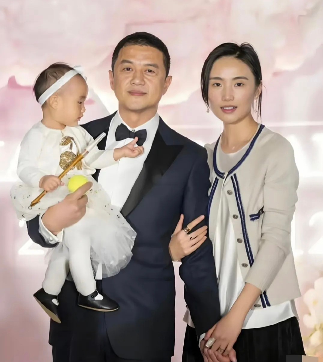 离婚5个月后，海哈金喜和李亚鹏高调认爱，比复婚更体面了