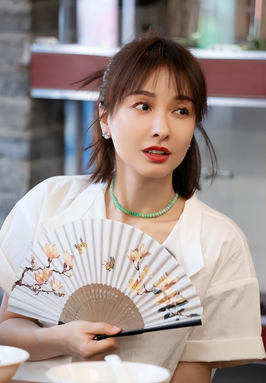 被曝和郑凯恋爱仅4天，43岁不婚不育的吴昕，原来早给自己留后路