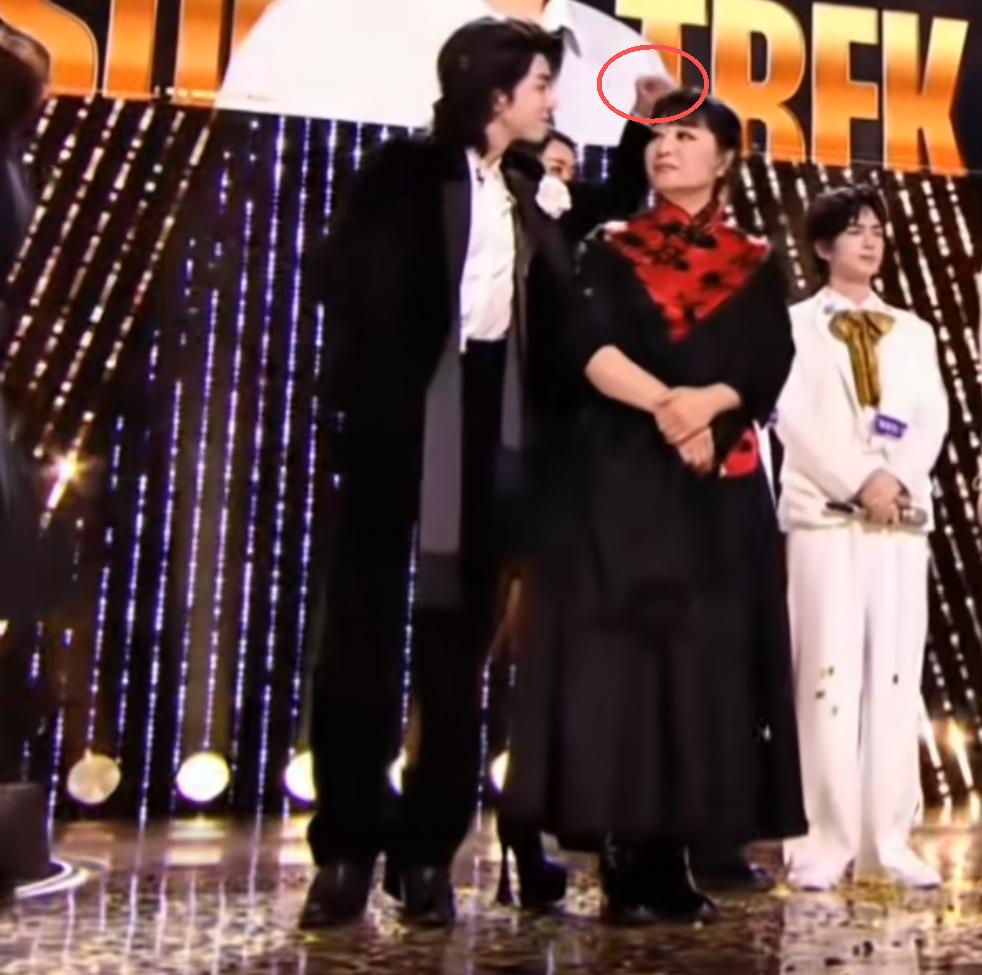 殷秀梅华晨宇牵手同框仅1天,恶心事发生,原来她和陈坤处境一样