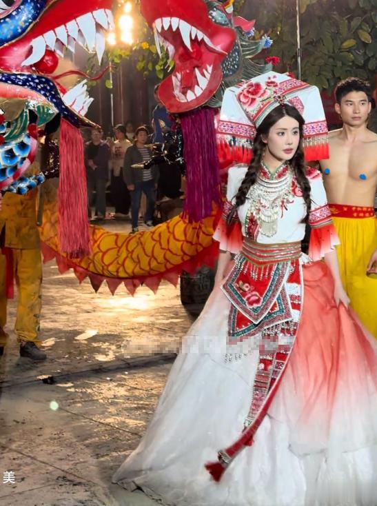 韦雪亮相宾阳炮龙节,怼脸时被她真实长相吓到,富二代就这审美?