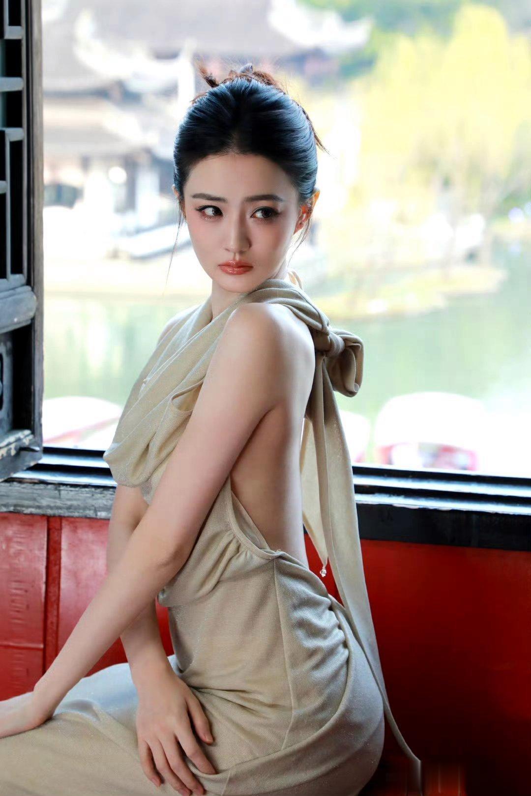 徐璐拍摄杂志时尚花絮，美翻了！