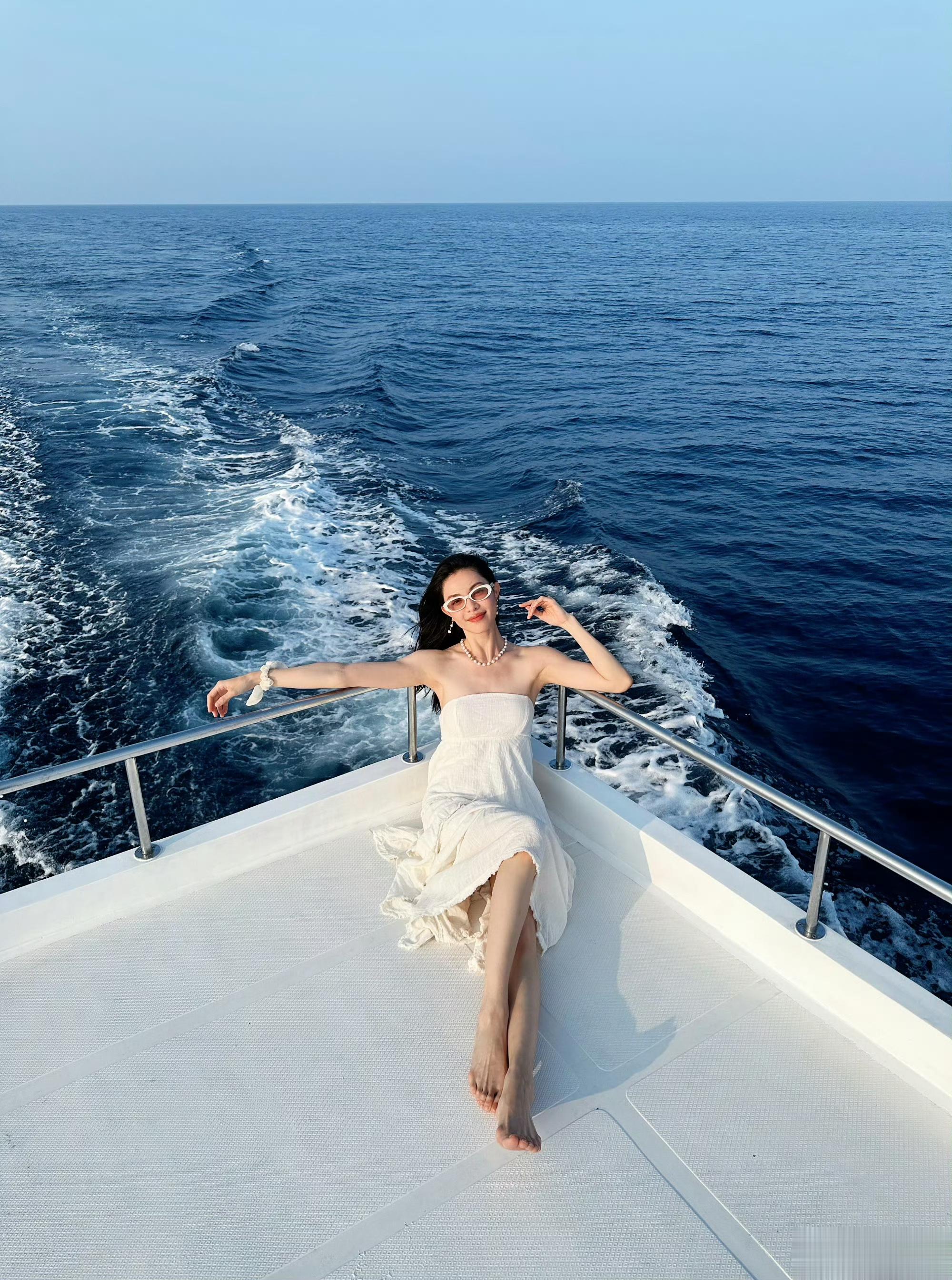 钟楚曦纯白抹胸连衣裙