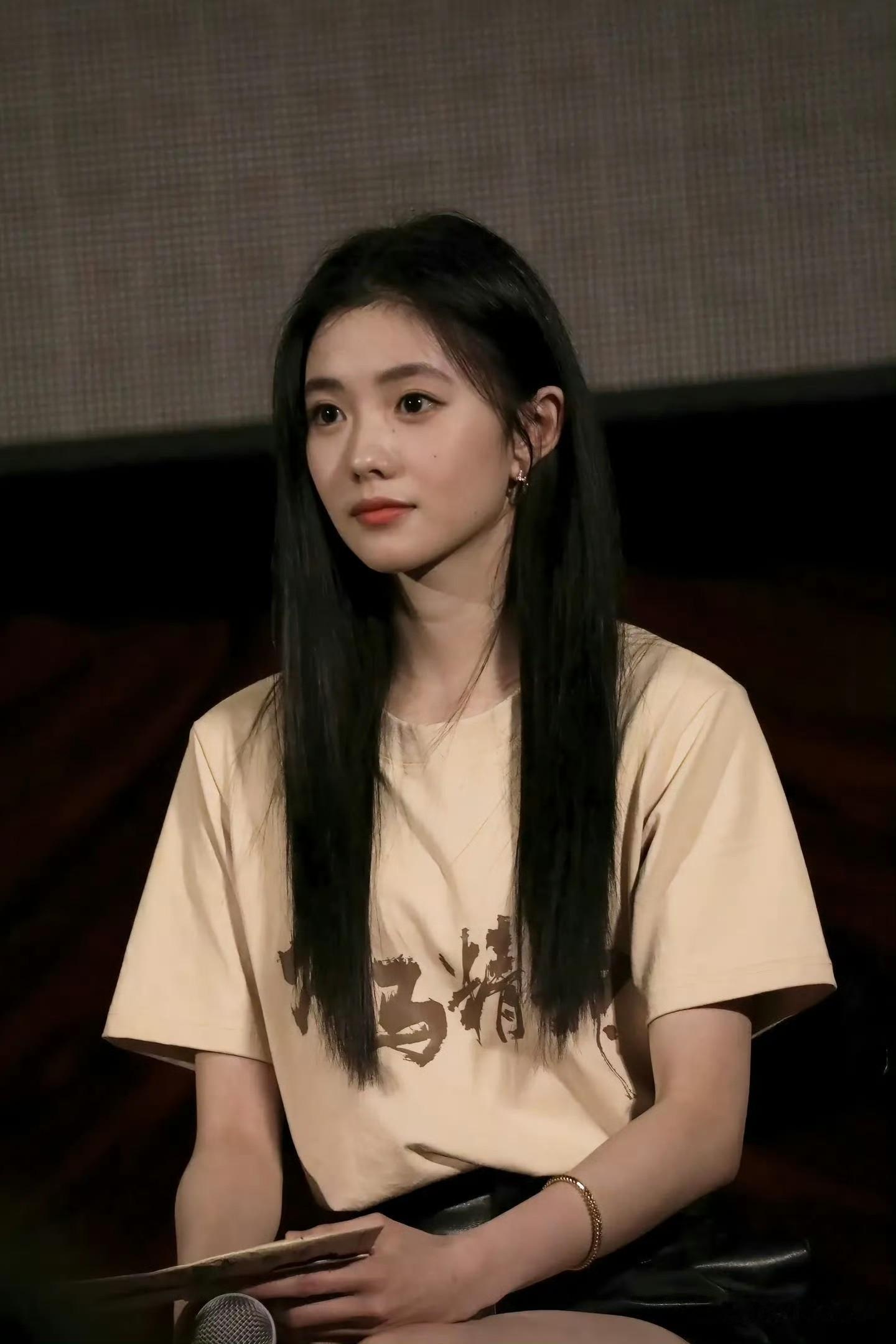 刘浩存 ｜最美黑长直，内娱没几个能驾驭这个发型，美出新高度