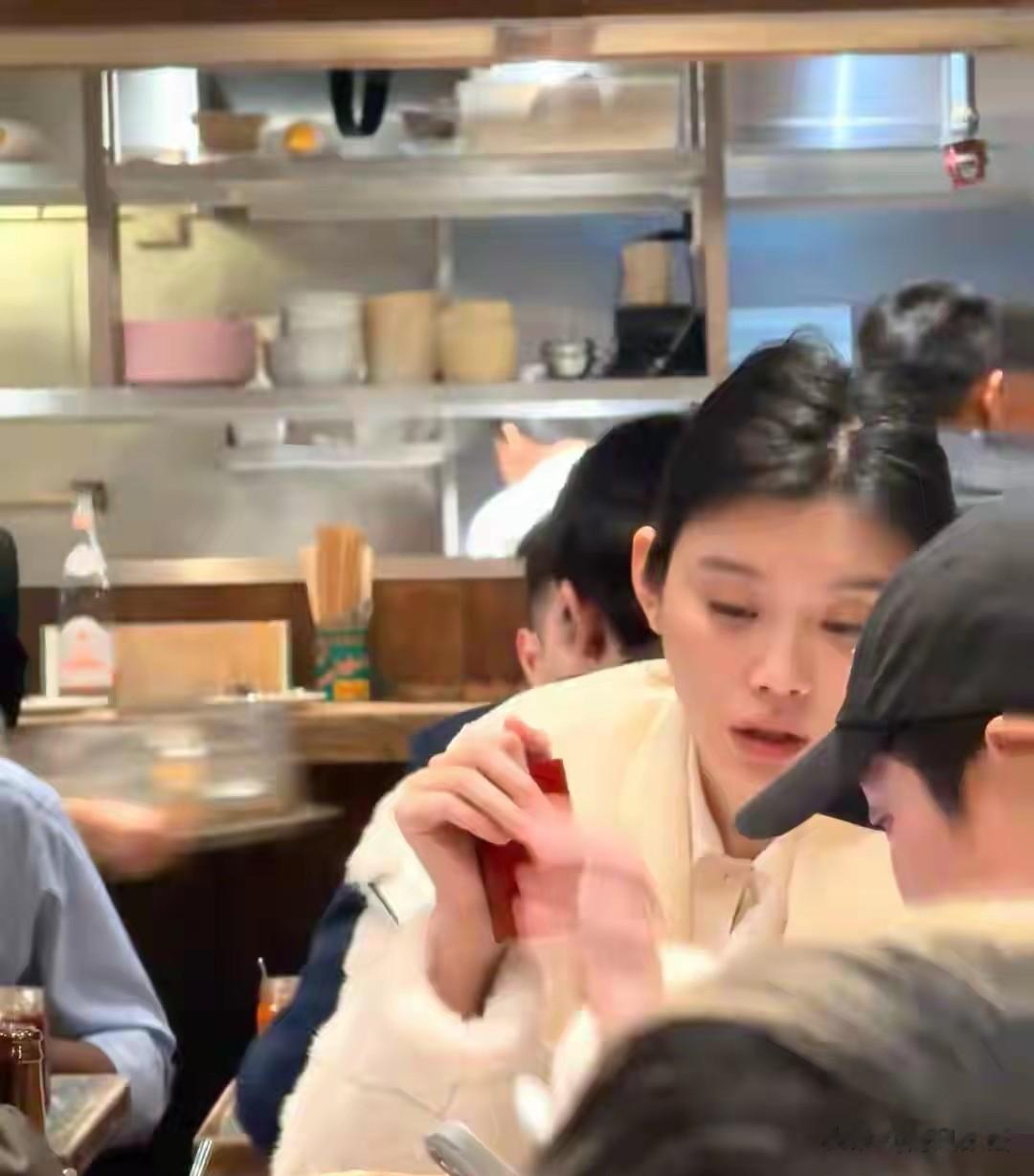 奚梦瑶素颜中环干饭，脸上斑点全露，豪门儿媳也太接地气了