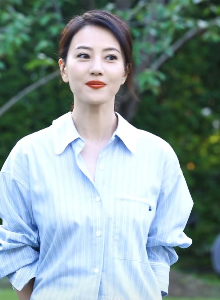 高圆圆春日营业照太惊艳，衬衫低马尾造型，气质清爽美貌依旧