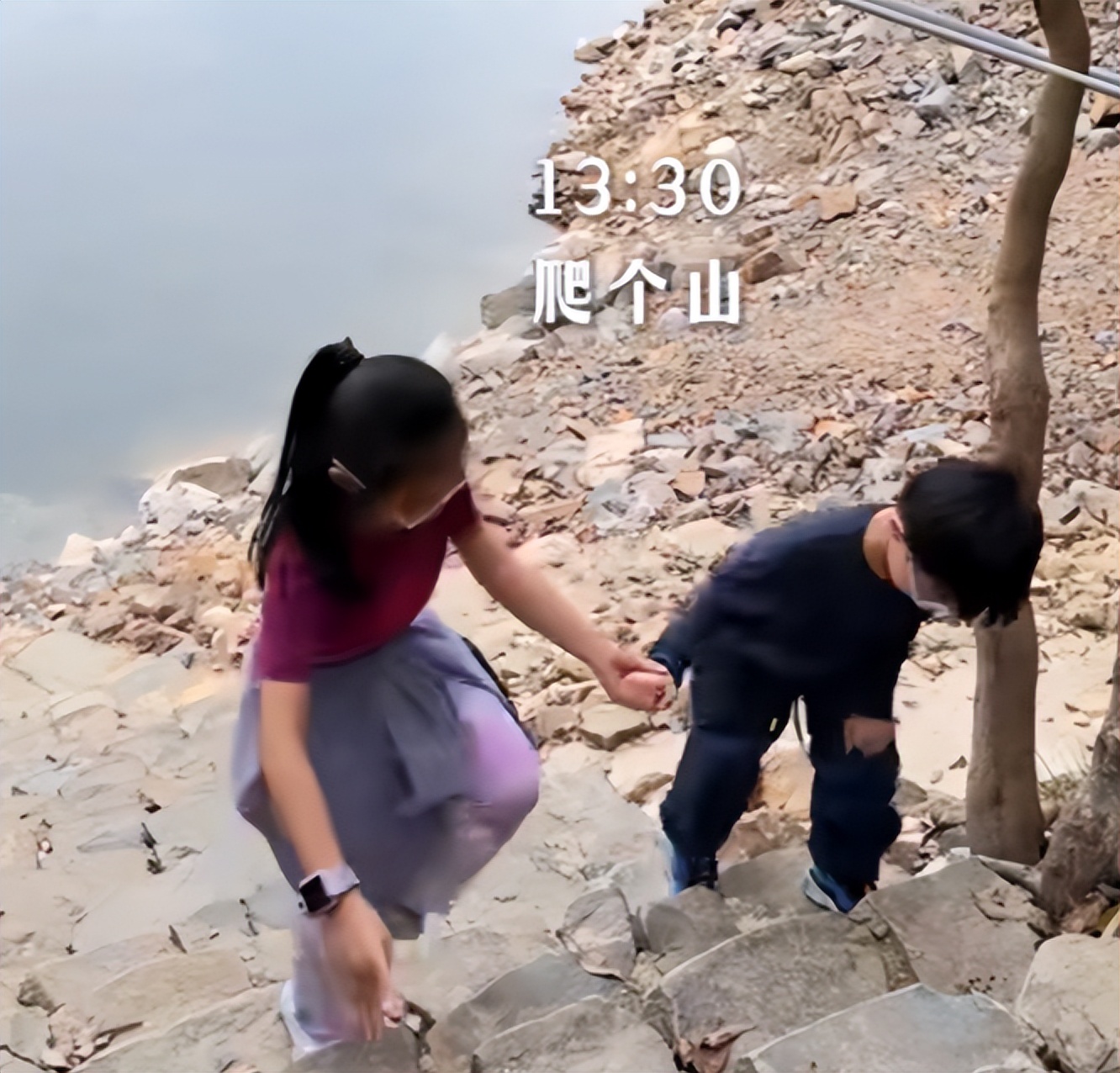 朱丹一家四口春游，八岁念念门牙全掉，周一围看着比老婆还年轻