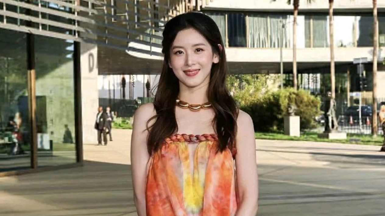 章泽天穿最新款出席晚宴，网友说这才是她的赛道，不要和别人抢饭碗
