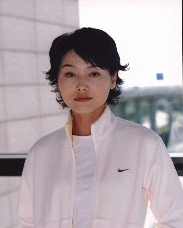 女星张延：嫁给比自己大5岁的香港丈夫，婚后育有一女，如今女儿颜值更胜一筹