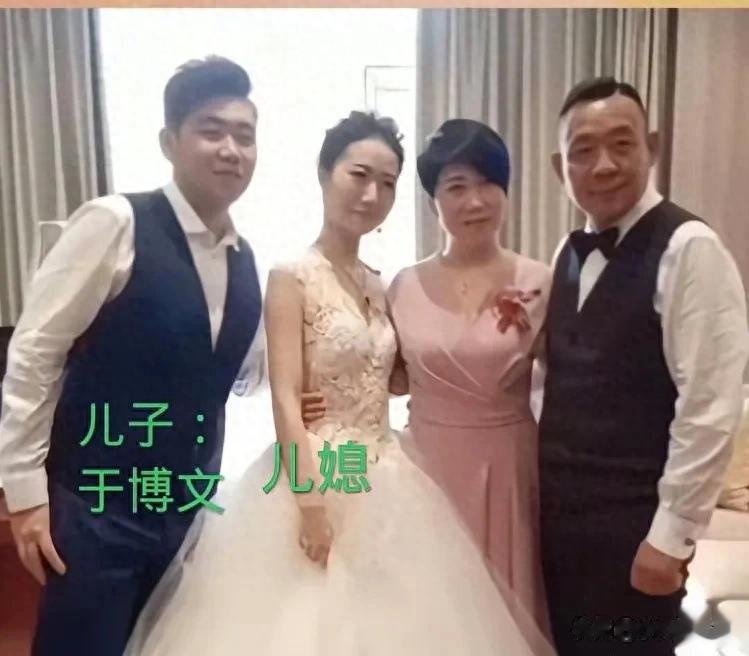 于东来儿媳首次正面露面，颜值封神，和婆婆马丽撞脸像复制粘贴
