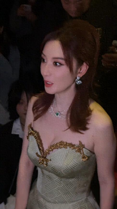 张萌生图太吓人！脸上坑坑洼洼、鼻子全是洞，网友：不容貌焦虑了