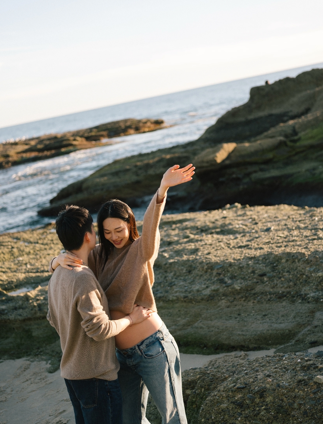 演员李萍官宣当姥姥，飞美国陪女儿待产心焦急，外孙漂亮白里透红