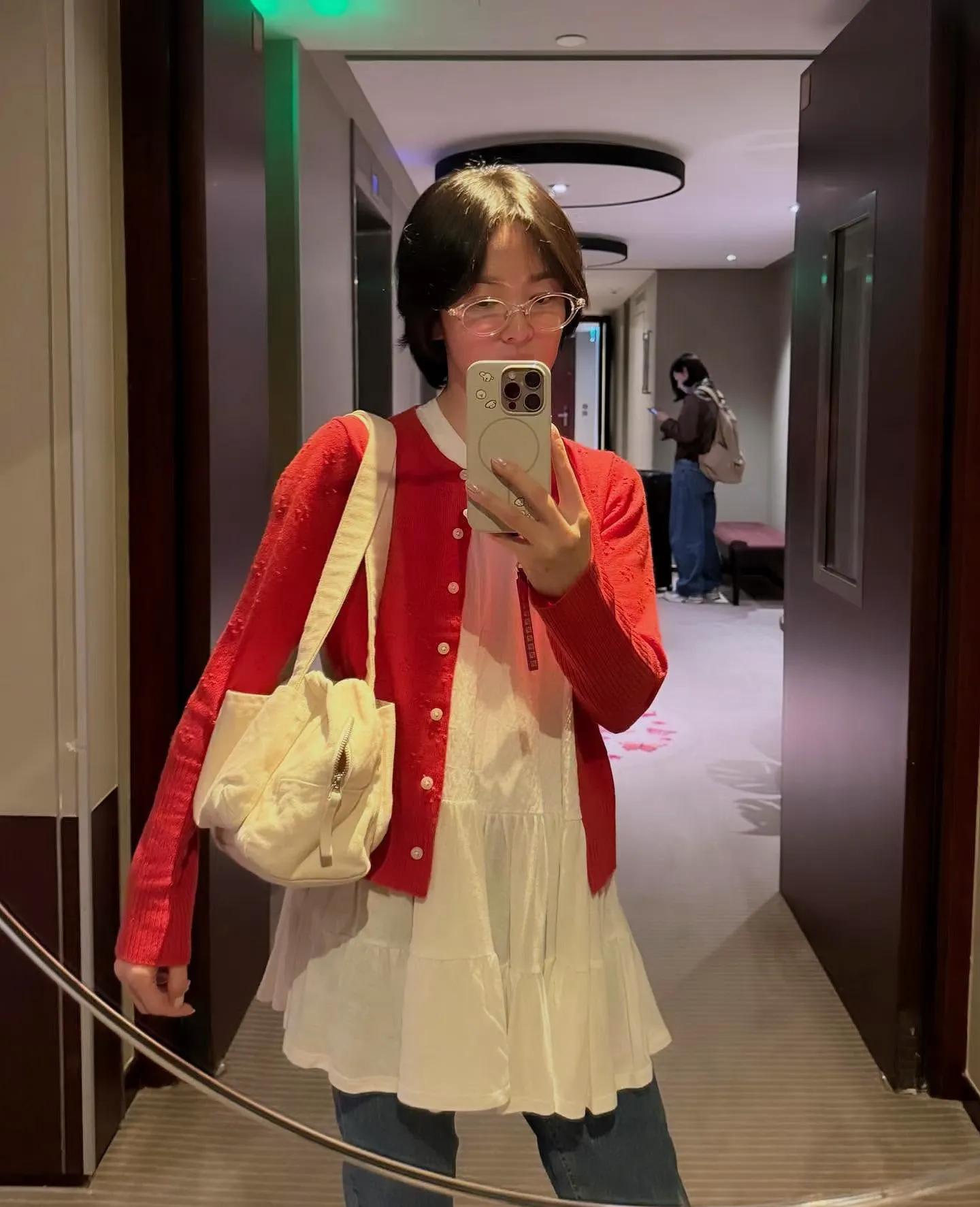 宋慧乔更新巴黎日常，穿白色开衫搭牛仔裤，妆容和穿搭都一言难尽