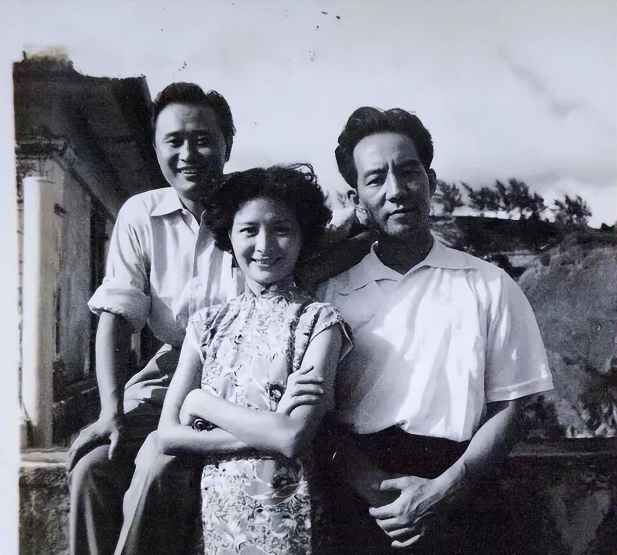 她带着三个儿子嫁大明星，恩爱40年不被继女待见 百年后露出真面目