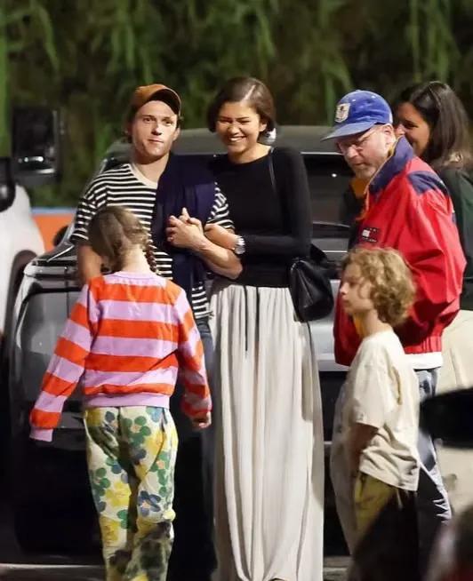 赞达亚荷兰弟婚后首同框，十指相扣好甜蜜，赞达亚私下里特小女生