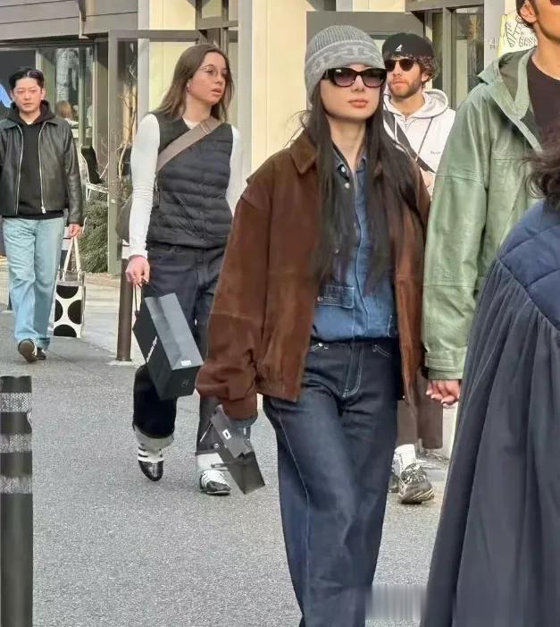 阮经天和小20岁女友东京漫步，女友打扮时尚，是混血儿颜值也很高