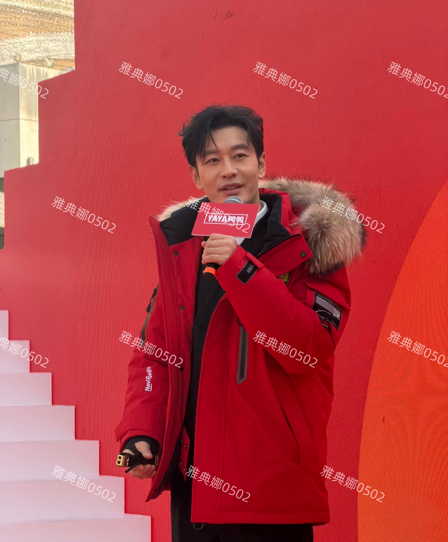 黄晓明本人其实挺年轻，就是红底增高鞋和厚重的假发造型不适合他