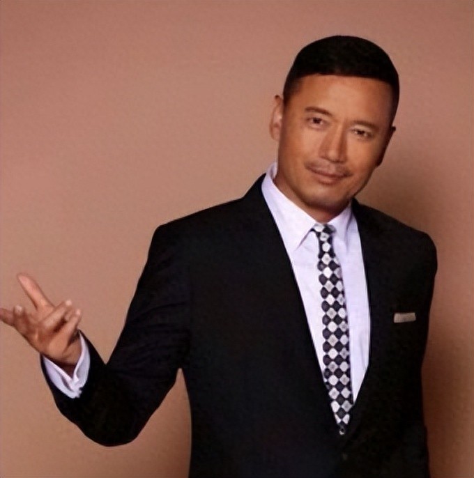 苗侨伟与儿子现身海口，父子俩身材健硕引注目，32岁儿子好腼腆