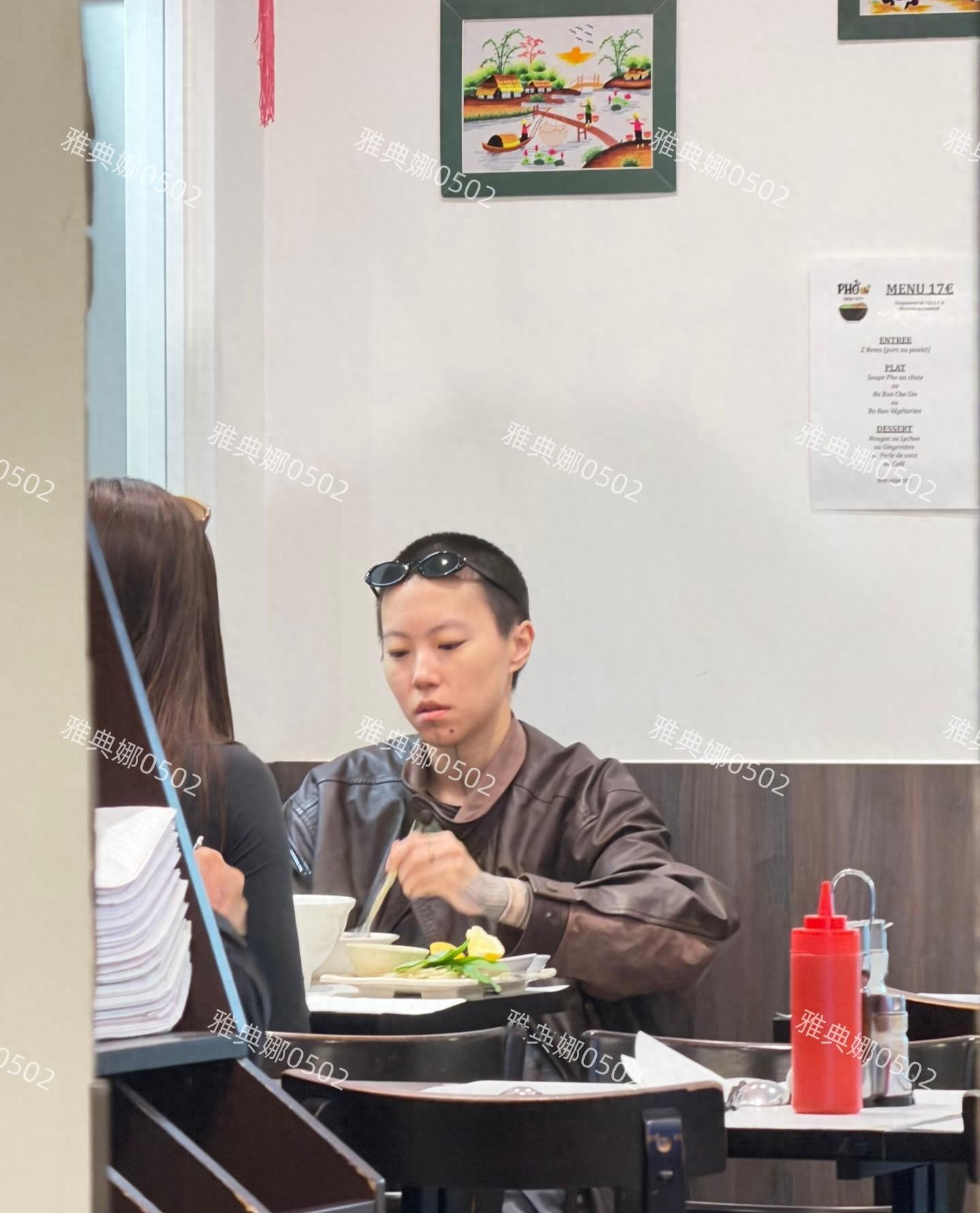 王菲的女儿窦靖童真有个性， 皮衣寸头的造型也能驾驭比男生还帅
