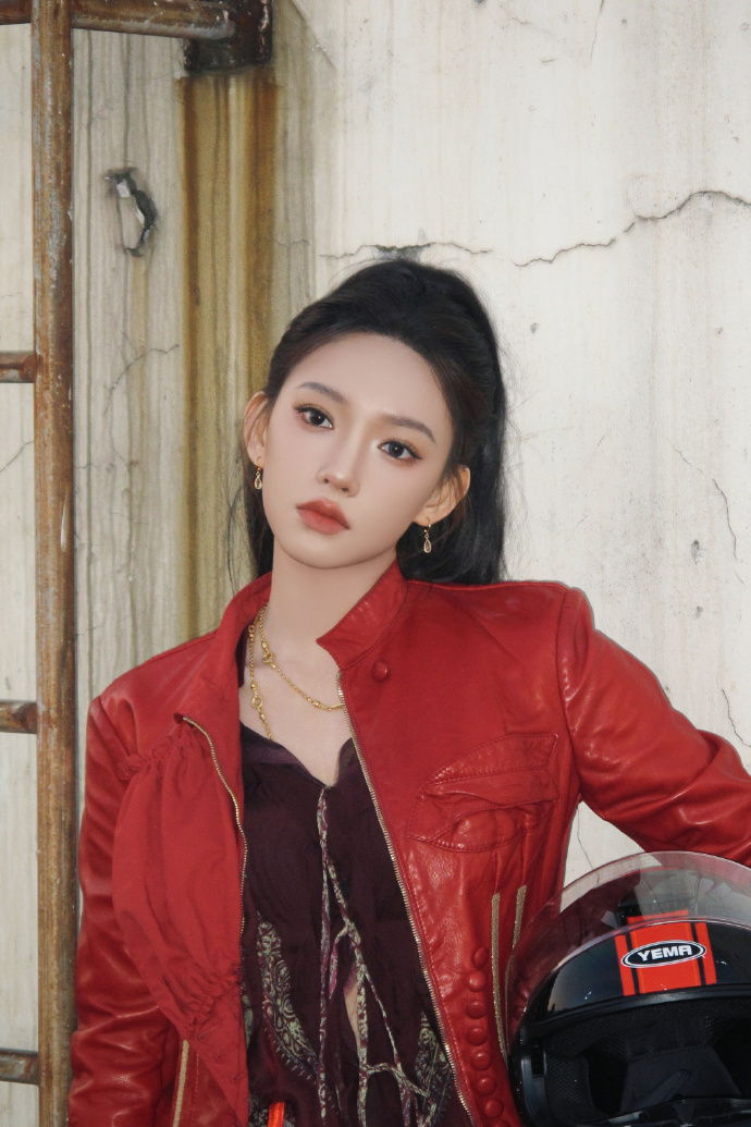 程潇穿着牛仔短裤脚踩白色长筒靴,直接给我看迷糊了,太霸气了