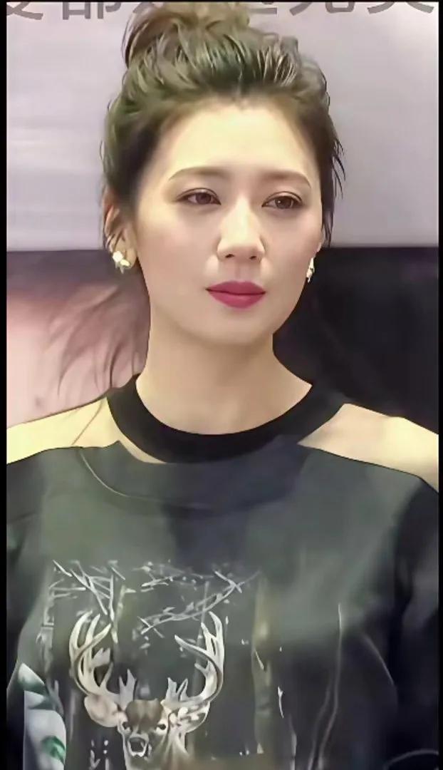 贾静雯越成熟越有气质，岁月在她身上只沉淀了温柔韵味，愈发迷人