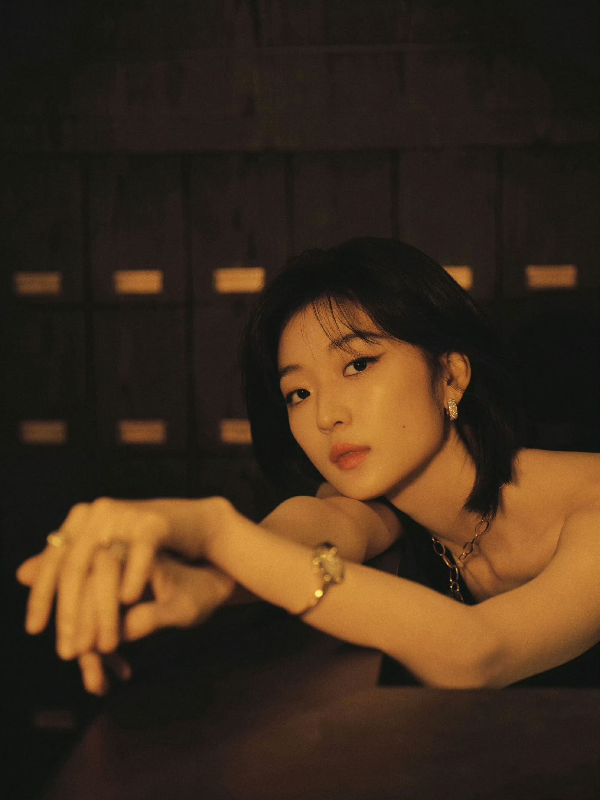 孙千穿搭氛围感拉满，从海边白纱到都市西装，风格切换自如又高级