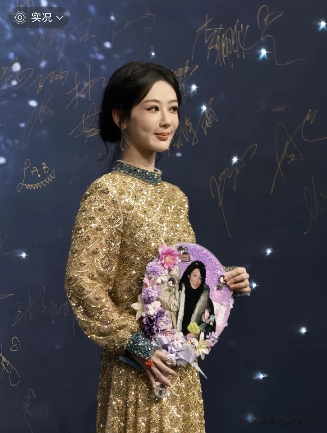 杨紫走顶美人设,端着不敢大笑,瘦到没有屁股,网友:面相变了