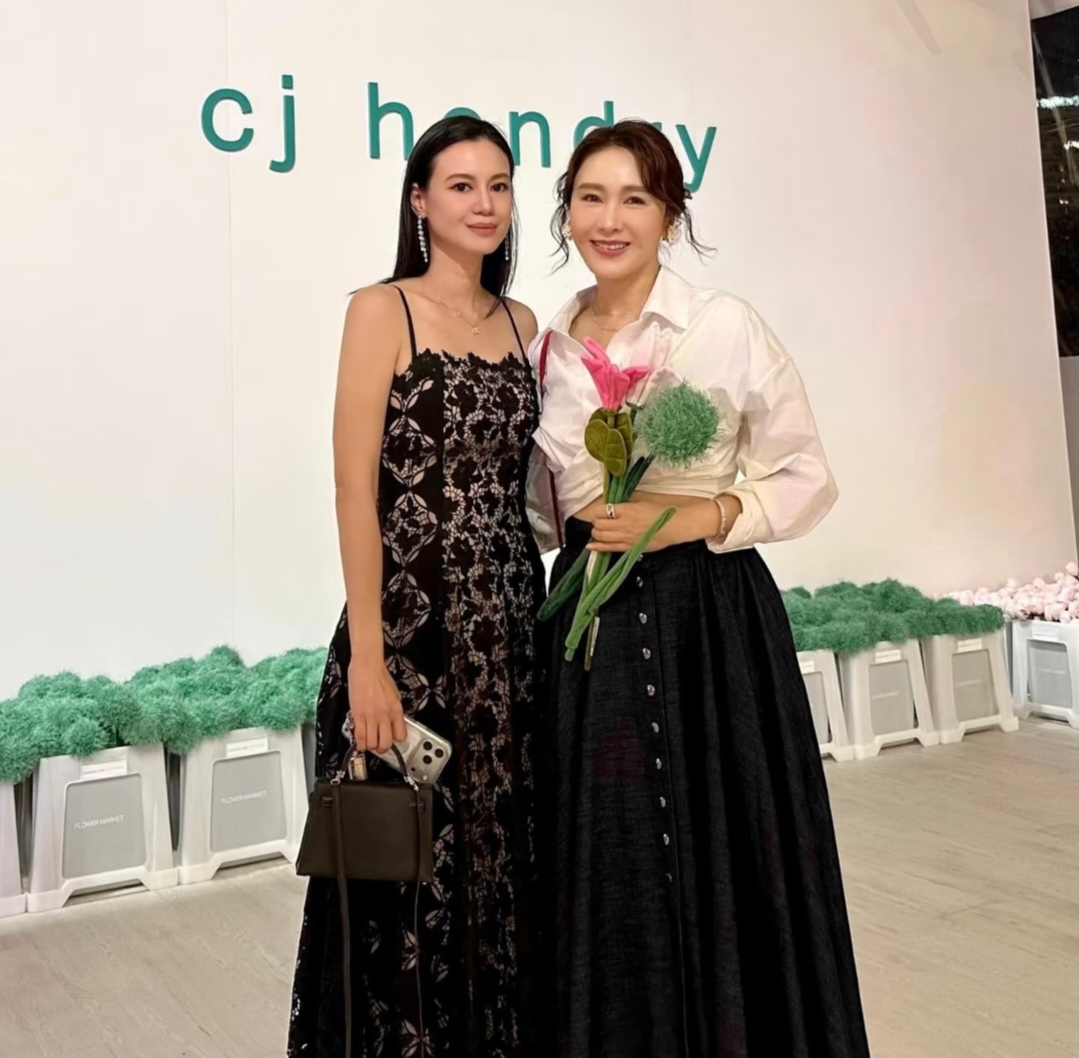 真社交达人！林恬儿与三星创始人孙女合影，两人脸贴脸关系熟稔