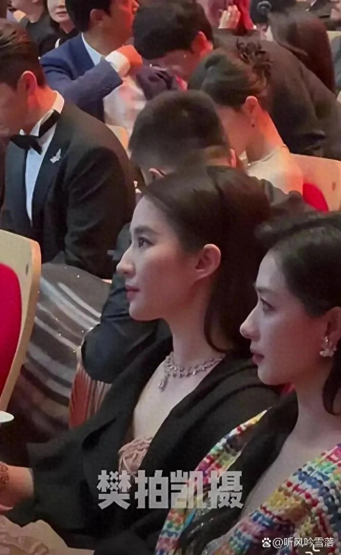 都说万茜侧颜无敌，看完真的被惊艳到，清冷又精致，气质太绝了！ ???