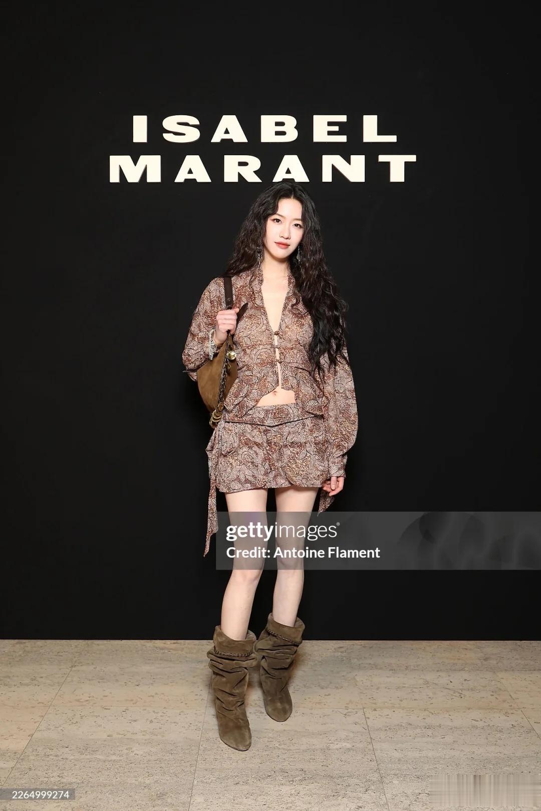 巴黎偶遇明星,向涵之深V开到肚脐,吉娜矮胖老,辛芷蕾一脸苦相