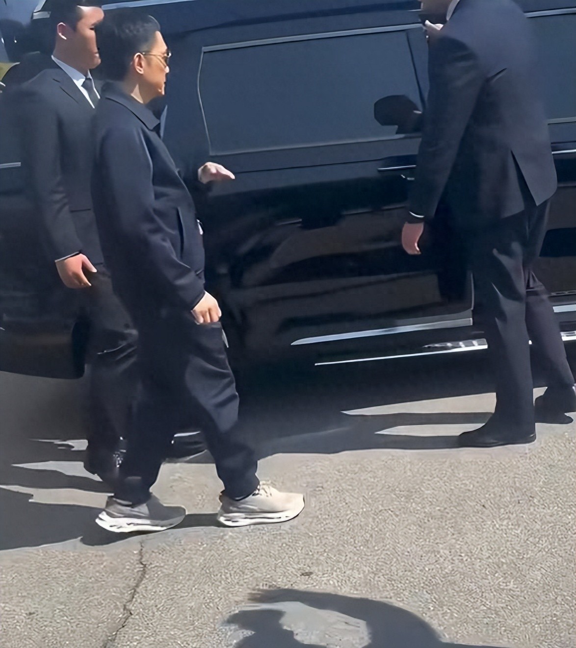 64岁梁朝伟现身韩国，他穿着一双增高鞋，但真人看起来还是很矮。