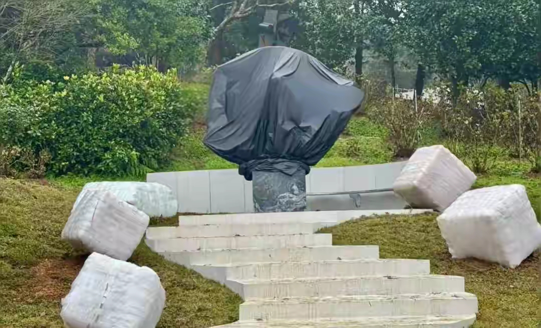 大s去世一年，s酒店已停业大门被木板封堵，大珍珠项链显落寞