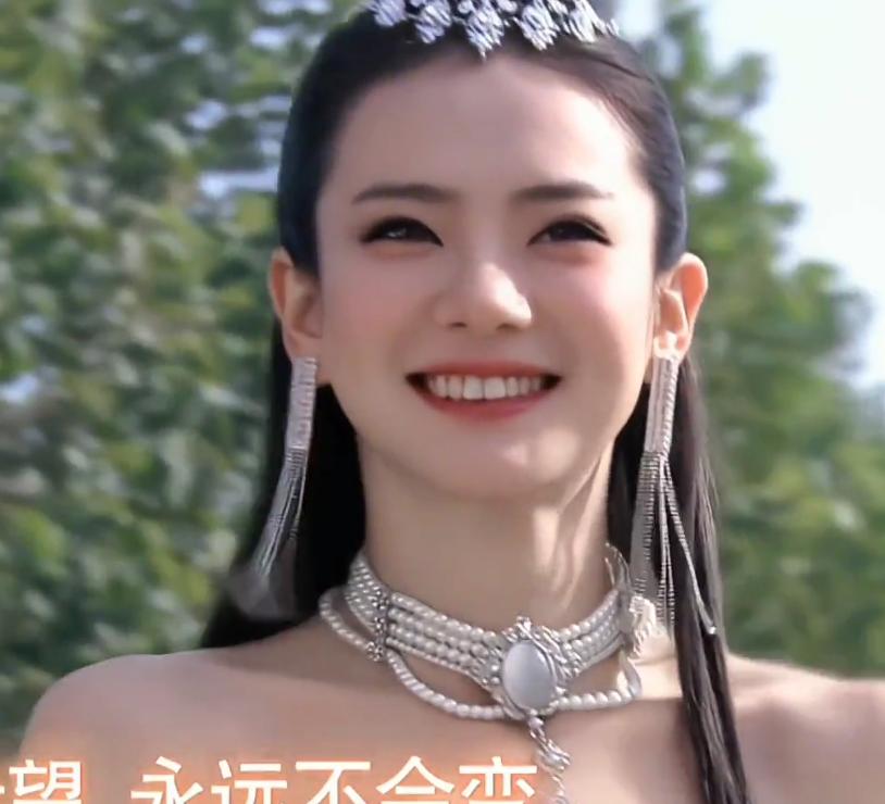 戚薇出席活动，脸肿嘴巴下垂好奇怪，被1米59站角落的沈月秒了