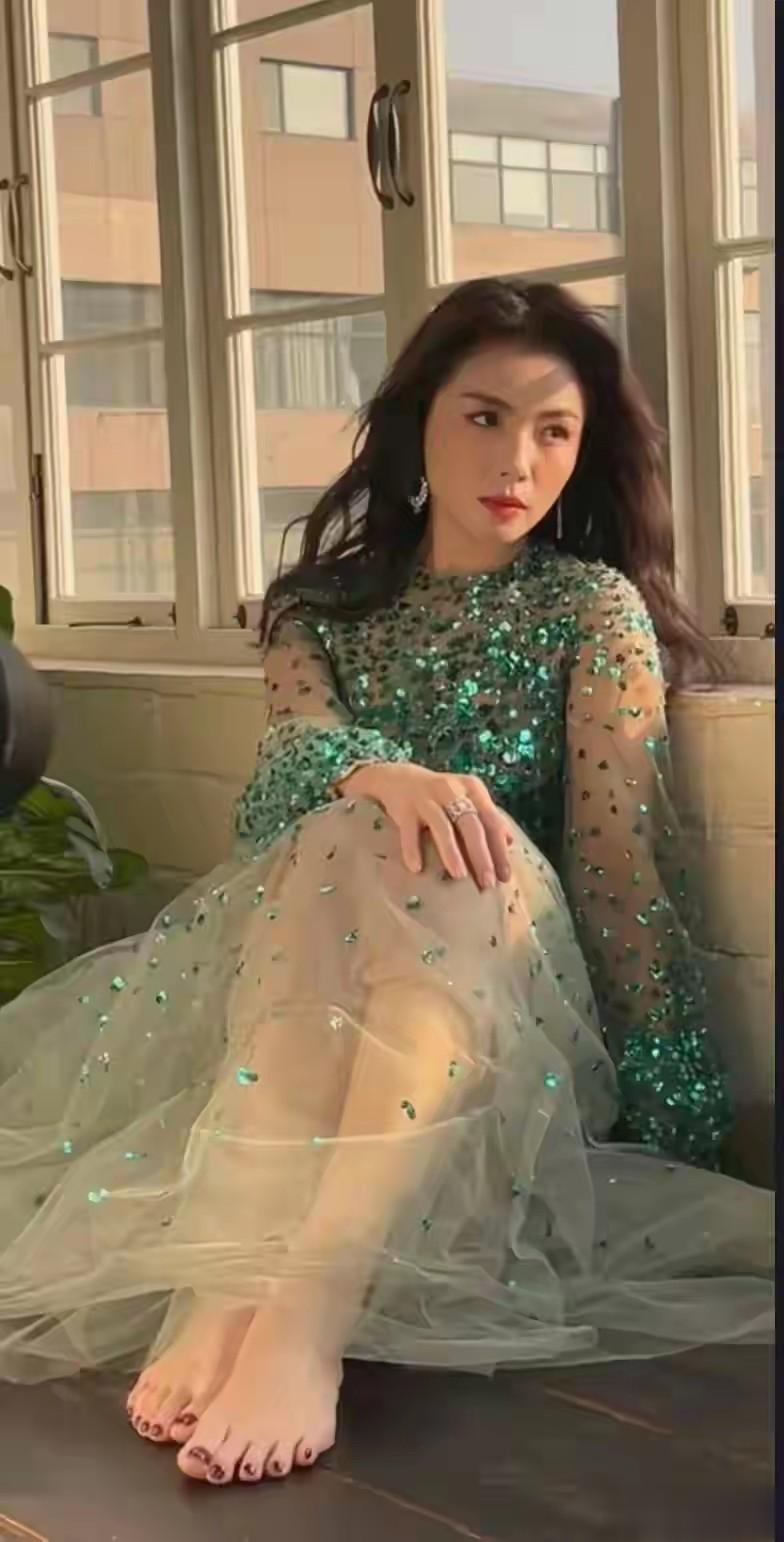 刘涛白嫩白皙脚丫子