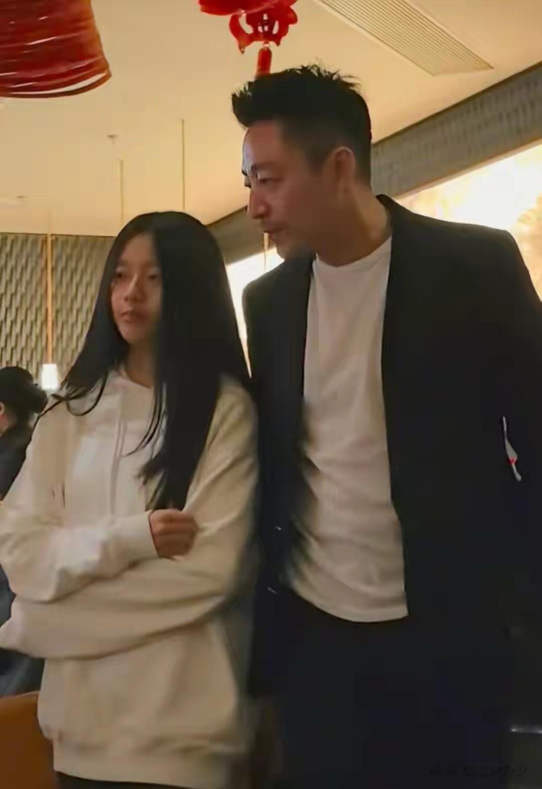 汪小菲带玥儿麻六记吃饭，玥儿12岁身高170cm，比大S小时候漂亮!