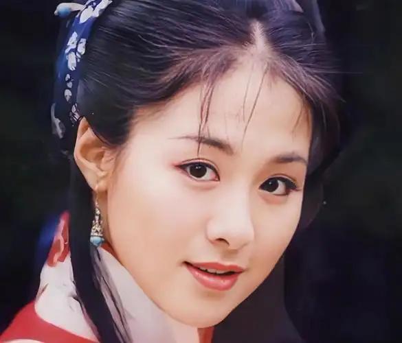 与聂远同居6年被抛弃，嫁给外交官被宠成宝，如今49岁胖到不敢认