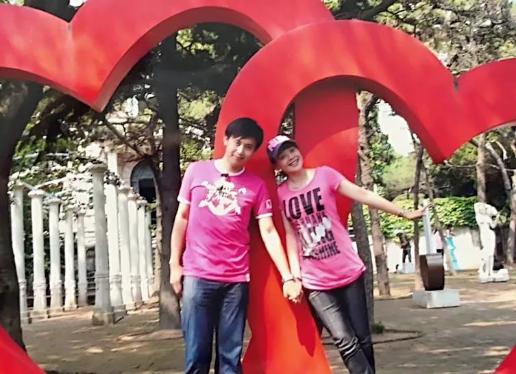 她演丫鬟让人记了25年，教授丈夫等她9年结婚，每月给10万零花钱