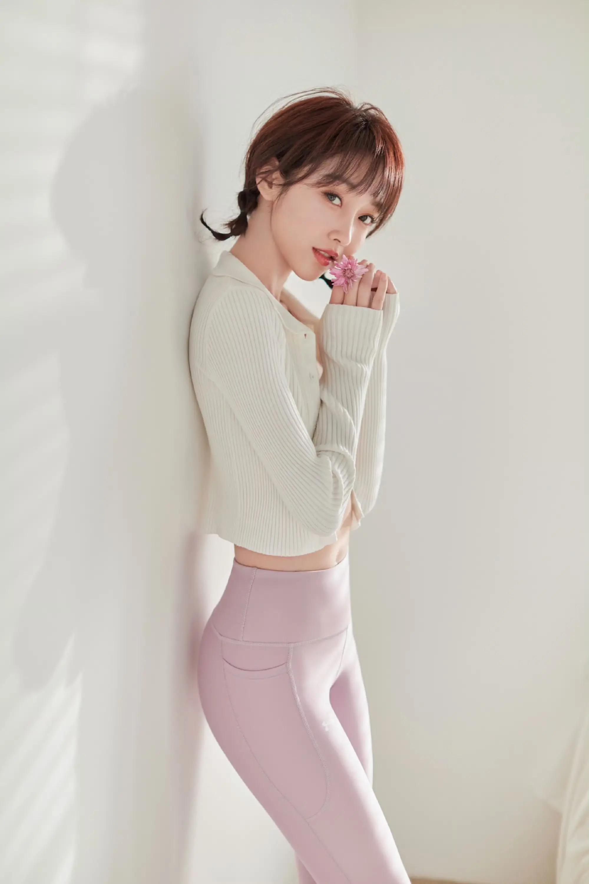 居家粉色瑜伽运动服饰的宣璐，少女感满满