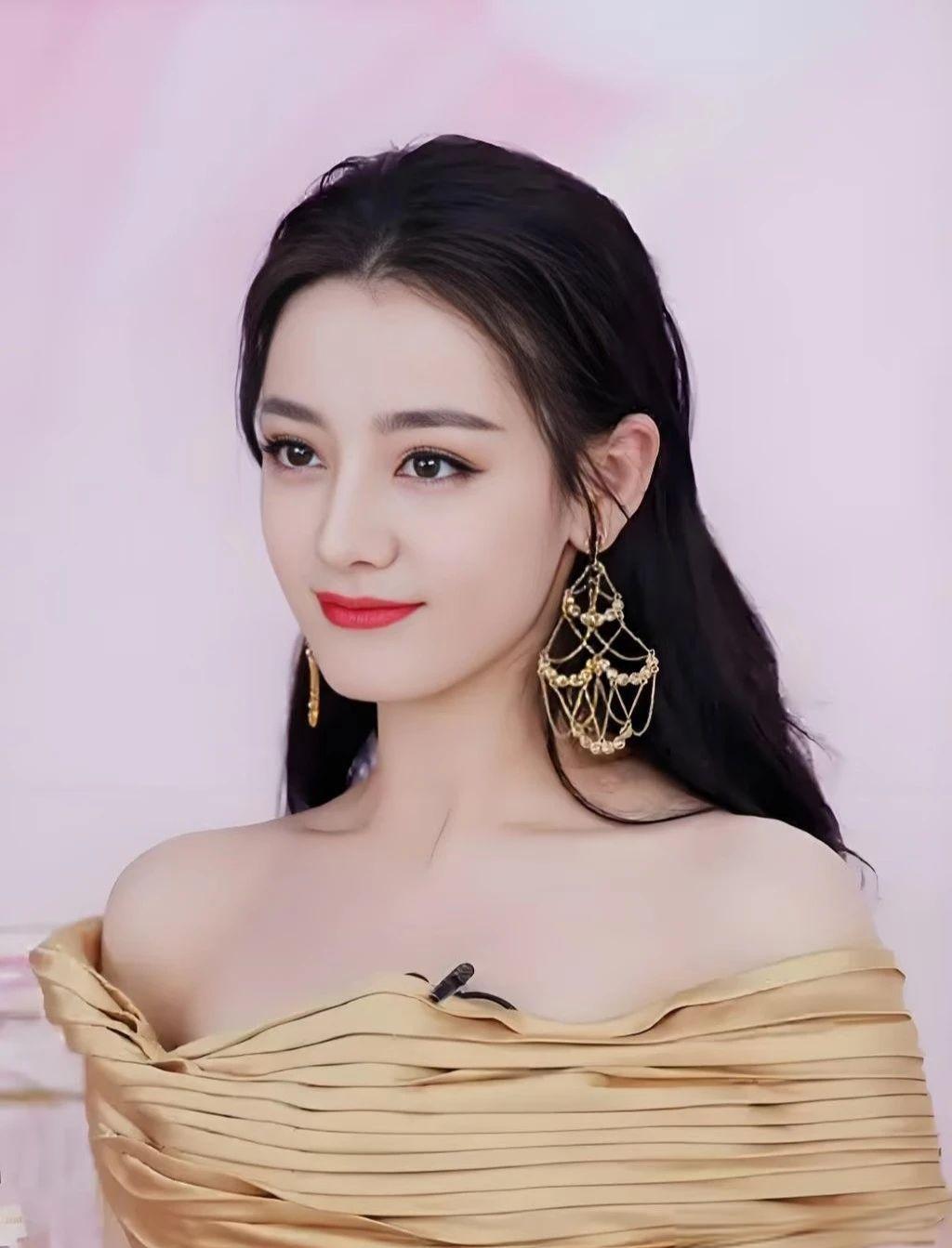 星光与尘土：迪丽热巴的七年成长手记
