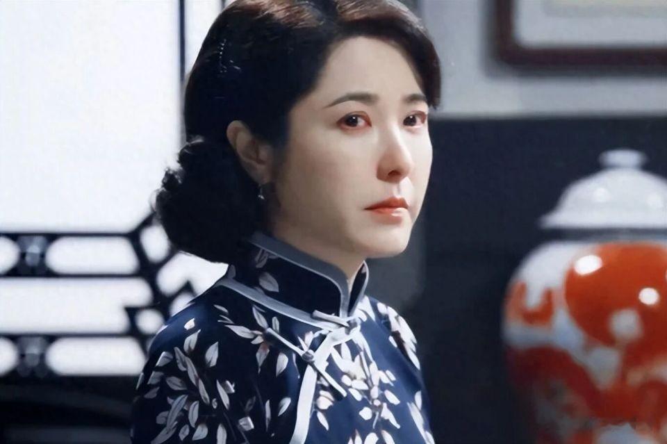 50岁曾黎近况曝光！出席活动身材迷人气质优雅，单身生活十分惬意