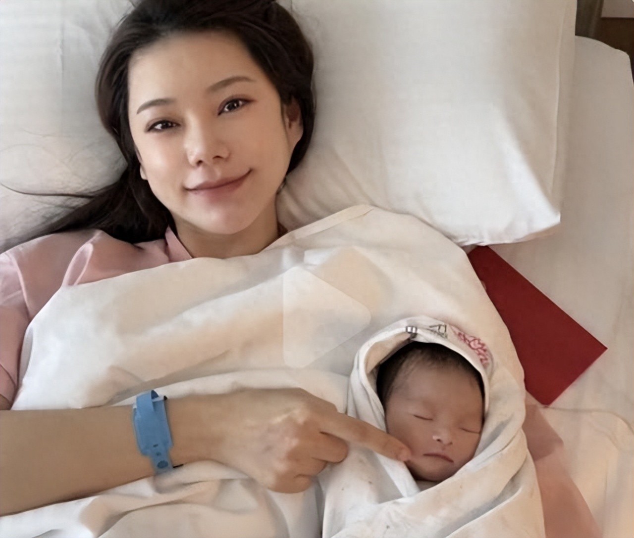 善恶终有报！马筱梅生子后首表态，S家崩溃，前夫里子面子全丢了