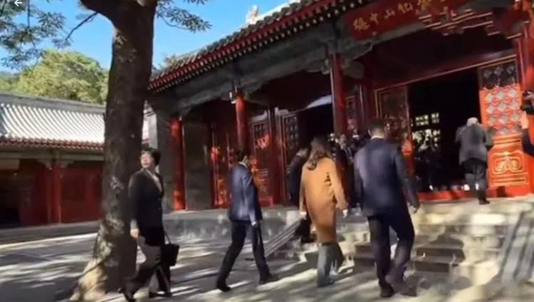 郑丽文到北京碧云寺！穿咖色风衣与蓝牛仔裤很减龄，还松弛感满满