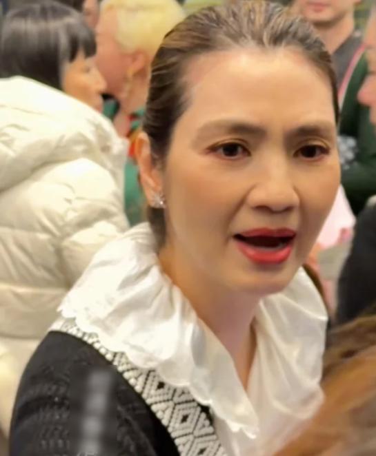 55岁港片女神洪欣近况，生图脸僵地包天严重，头发油腻白发抢镜