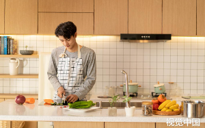 我升职加薪，炖了三小时排骨等女友，我回来后，她却把排骨全喂给了白月光