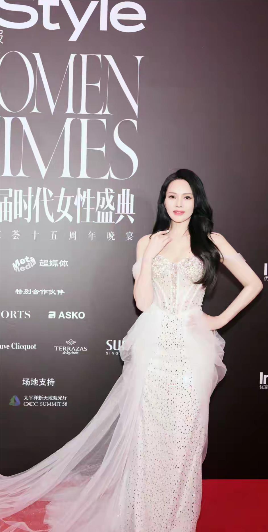 伊能静是越来越年轻，漂亮了，身材苗条，一点看不出岁月痕迹。