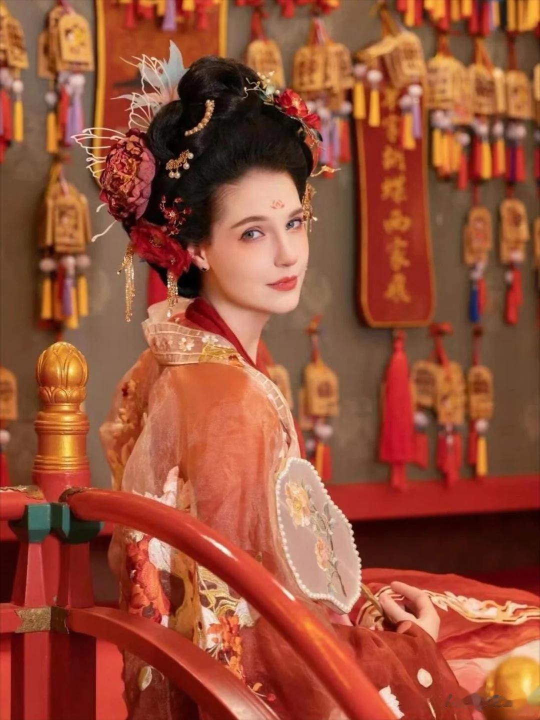 撒贝宁一家大同旅游！老婆戴素圈婚戒抢镜，龙凤胎肤白个高不随爸