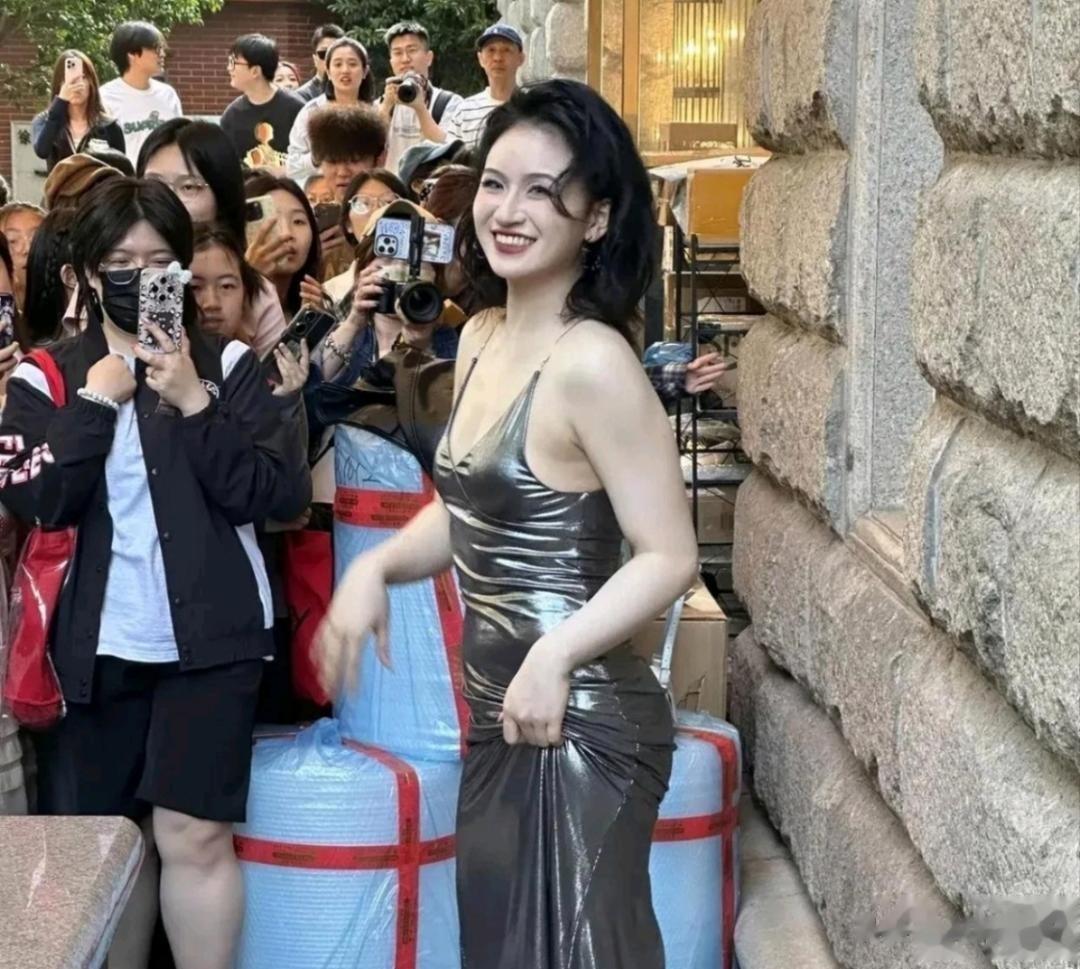 不怪那么多人喜欢她,确实风韵犹存。